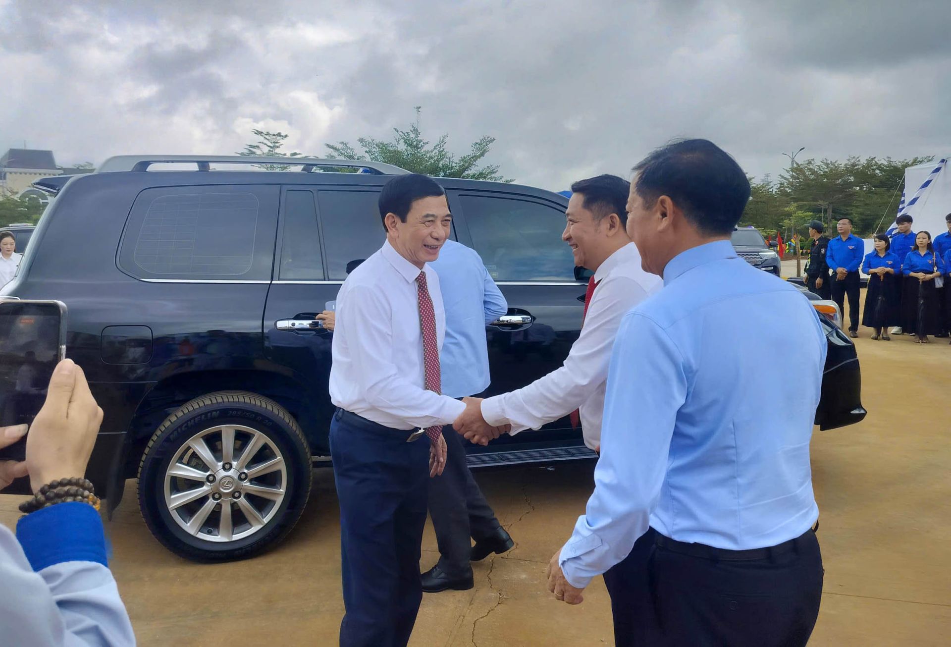 Đại tướng Phan Văn Giang, Ủy vi&ecirc;n Bộ Ch&iacute;nh trị, Ph&oacute; Thủ tướng Ch&iacute;nh phủ, Bộ trưởng Bộ Quốc ph&ograve;ng, dự lễ c&ocirc;ng bố sản phẩm nh&ocirc;m thỏi đầu ti&ecirc;n sản xuất tại Việt Nam.