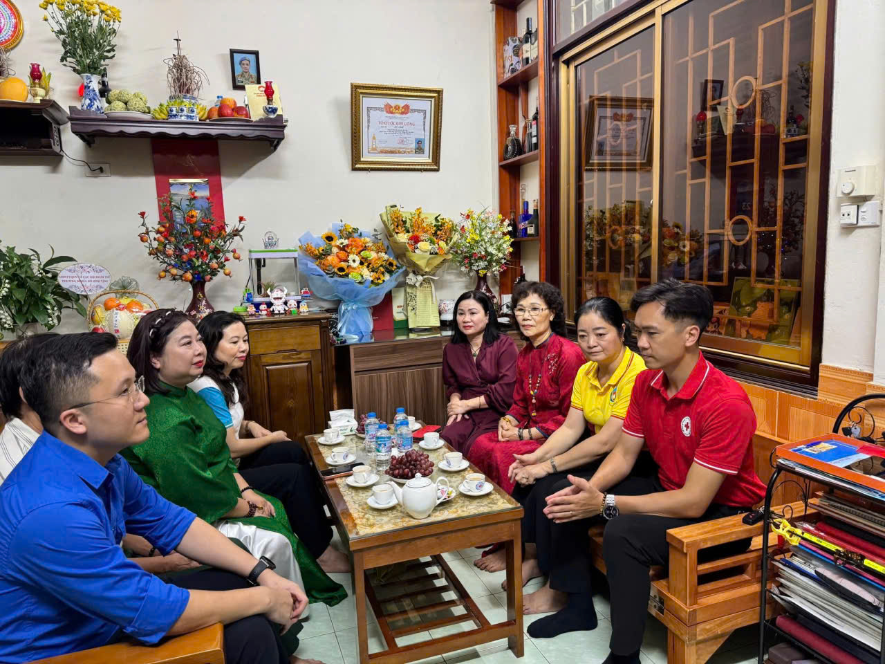 Đo&agrave;n c&ocirc;ng t&aacute;c của Ủy ban MTTQ phường đến thăm hỏi, tặng qu&agrave; Mẹ Việt Nam Anh h&ugrave;ng tr&ecirc;n địa b&agrave;n.