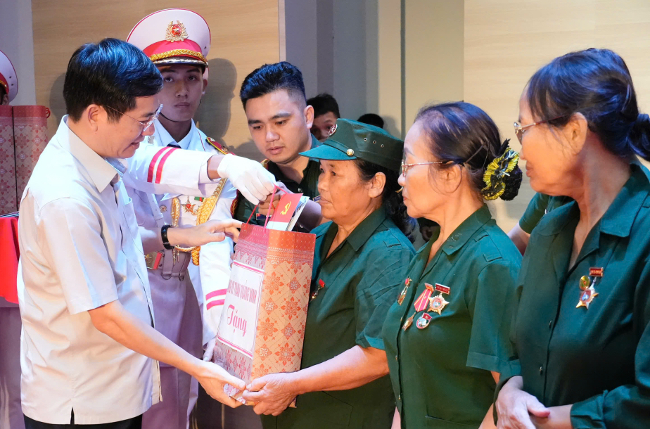 Ông Vũ Quyết Tiến, Phó Bí thư Tỉnh ủy, Chủ tịch Ủy ban MTTQ tỉnh Quảng Ninh thăm, tặng quà cho các nữ thanh niên xung phong có hoàn cảnh khó khăn Ông Vũ Quyết Tiến, Phó Bí thư Tỉnh ủy, Chủ tịch Ủy ban MTTQ tỉnh Quảng Ninh thăm, tặng quà cho các nữ thanh niên xung phong có hoàn cảnh khó khăn