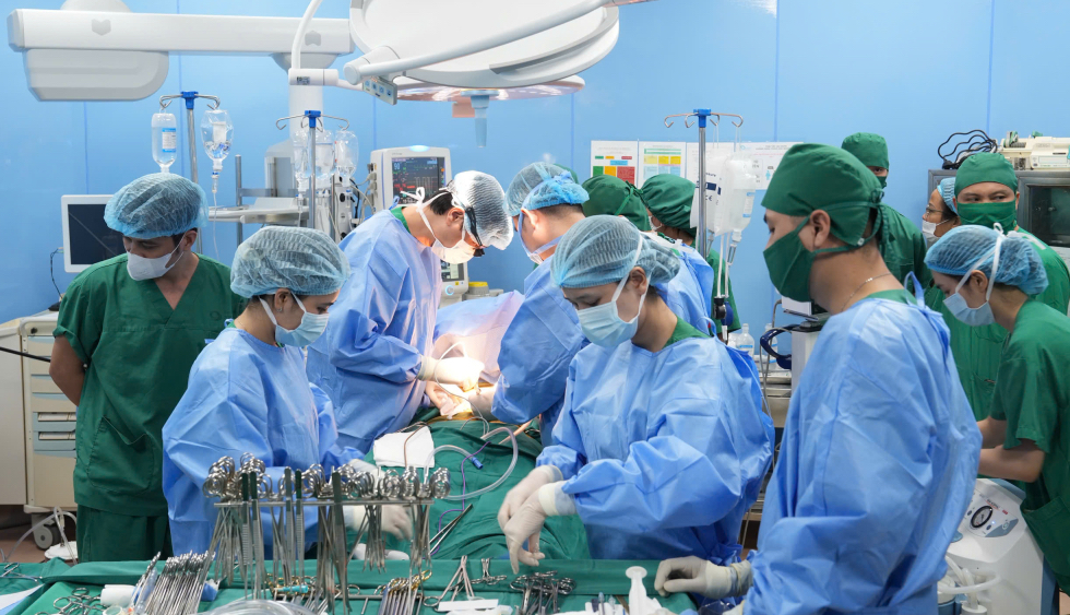 C&aacute;c ekip đến từ nhiều bệnh viện trong to&agrave;n quốc, trong đ&oacute; xa nhất l&agrave; từ Bệnh viện Nhi Đồng 2, TP Hồ Ch&iacute; Minh, c&ugrave;ng tham gia v&agrave;o ca phẫu thuật