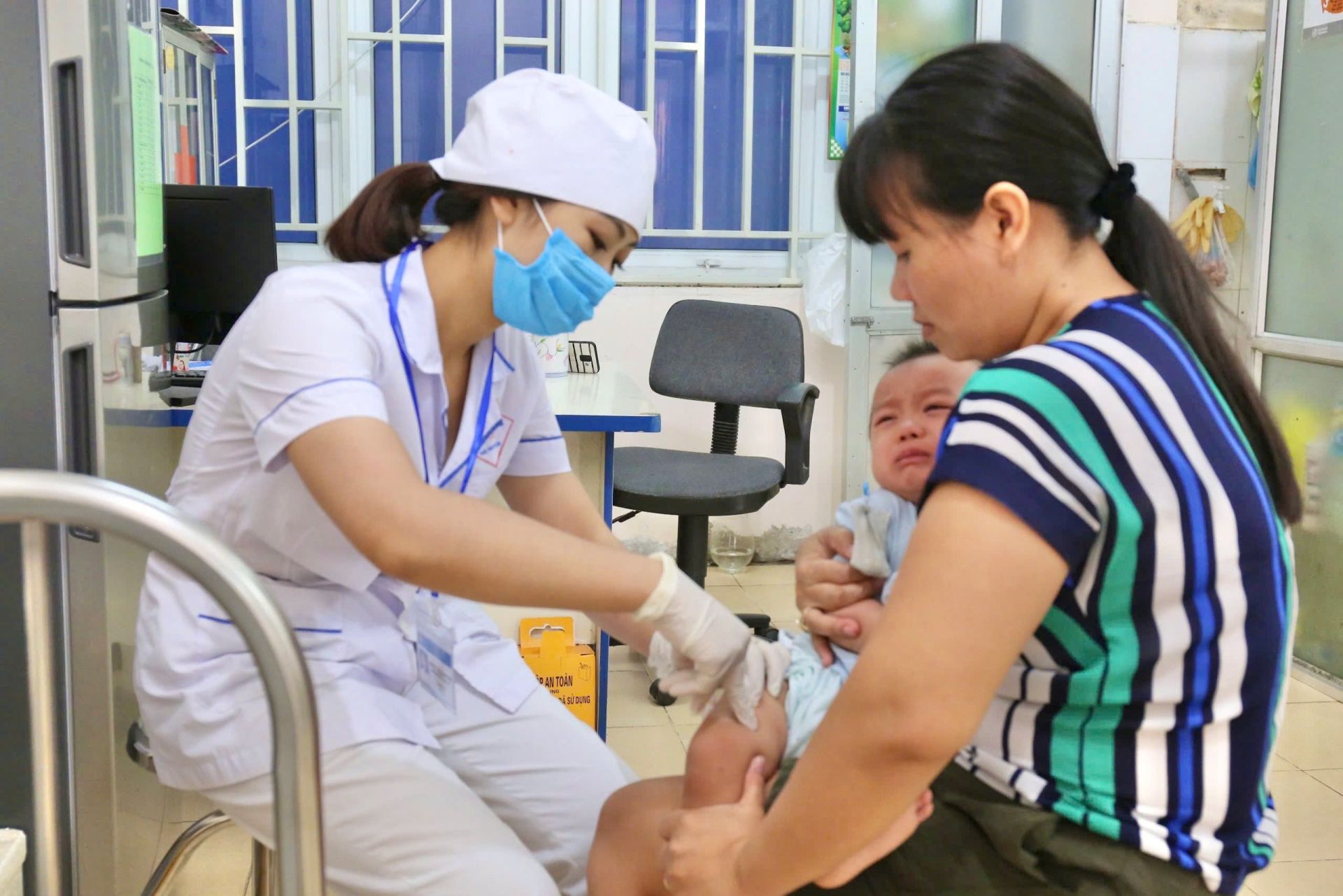 C&aacute;n bộ ng&agrave;nh Y tế ti&ecirc;m Vắc xin ph&ograve;ng bệnh vi&ecirc;m n&atilde;o m&ocirc; cầu cho trẻ nhỏ tại CS1, Trung t&acirc;m Kiểm so&aacute;t bệnh tật tỉnh Th&aacute;i Nguy&ecirc;n