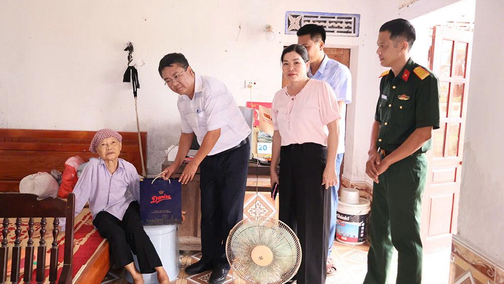 Bí thư Đảng ủy xã Giao Ninh thăm, tặng quà người có công dịp 27/7 Bí thư Đảng ủy xã Giao Ninh thăm, tặng quà người có công dịp 27/7