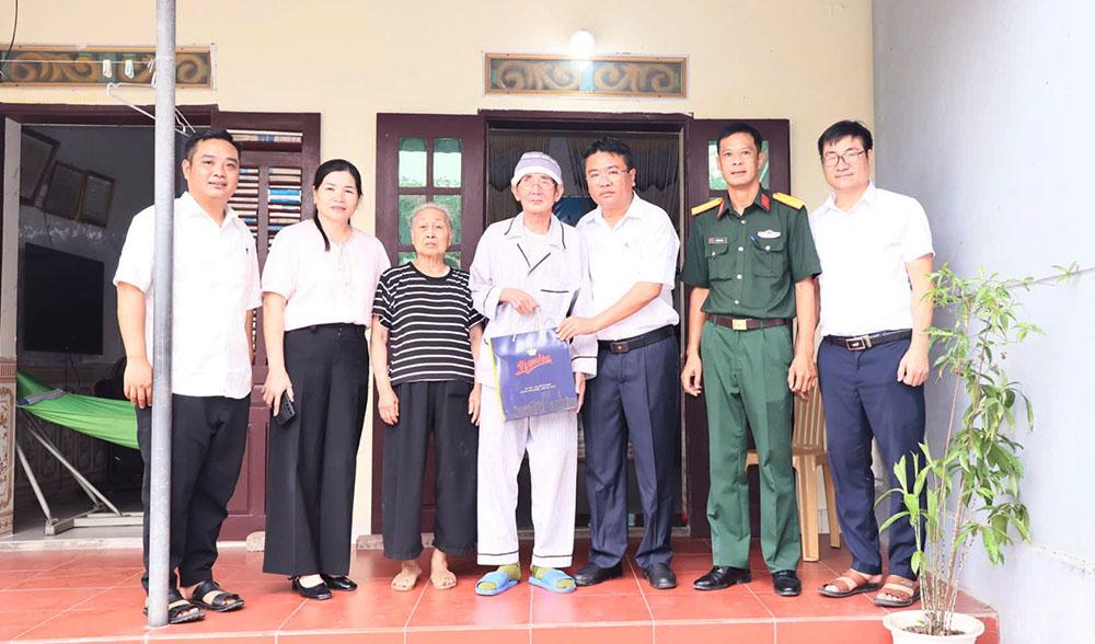 Ninh Bình: Xã Giao Ninh thăm, tặng quà người có công dịp 27/7
