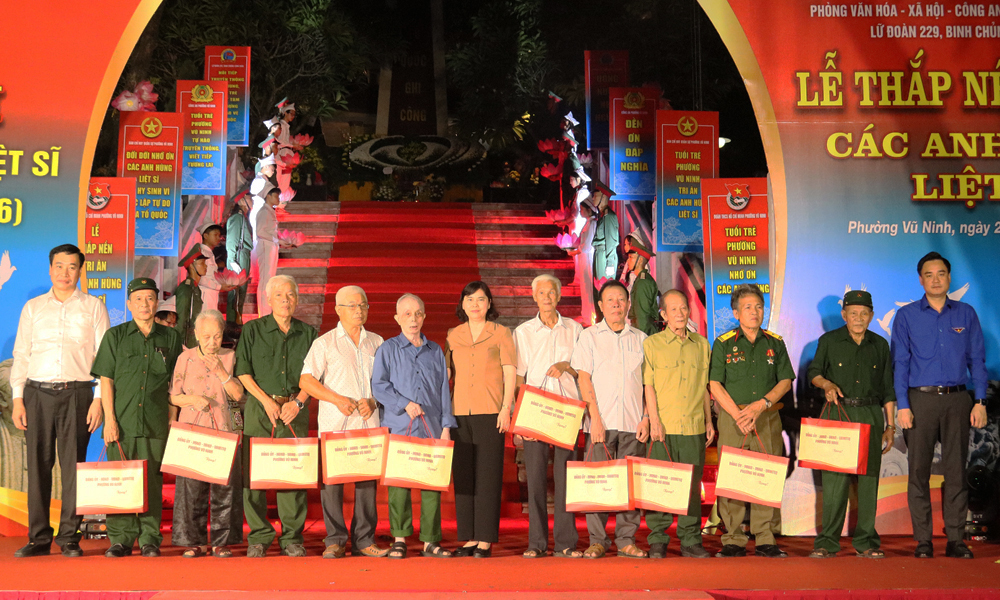 Các đại biểu tặng quà tri ân thương, bệnh binh, gia đình người có công trên địa bàn phường Vũ Ninh. Các đại biểu tặng quà tri ân thương, bệnh binh, gia đình người có công trên địa bàn phường Vũ Ninh.
