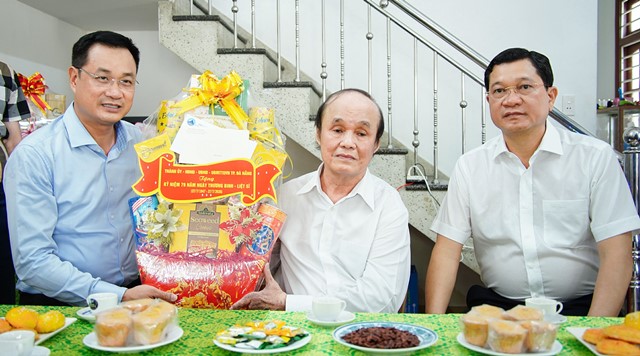 L&atilde;nh đạo th&agrave;nh phố tặng thăm, tặng qu&agrave; thương binh Hồ Ngọc Tr&iacute; tại phường Hải Ch&acirc;u.