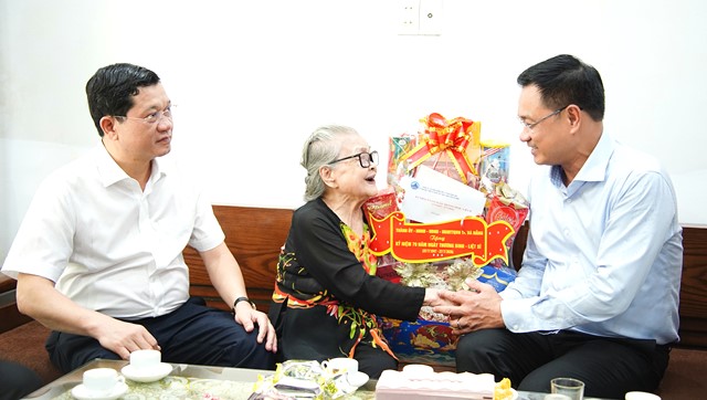 Đà Nẵng: Lãnh đạo thành phố thăm, tặng quà gia đình người có công cách mạng tiêu biểu