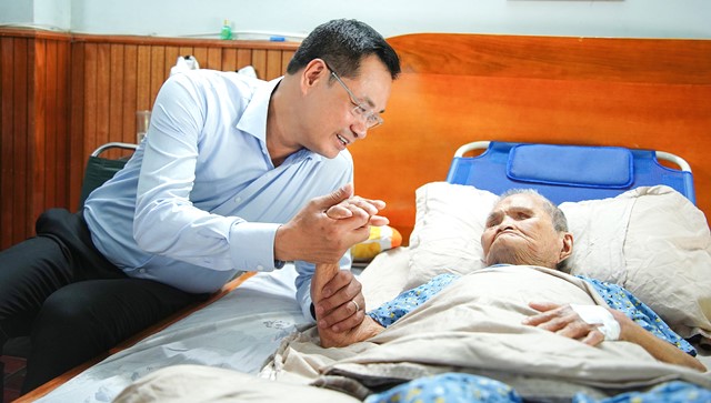 B&iacute; thư Th&agrave;nh ủy L&ecirc; Ngọc Quang &acirc;n cần thăm hỏi sức khỏe, đời sống Mẹ Việt Nam Anh h&ugrave;ng Phạm Thị L&agrave;nh tại phường An Hải.