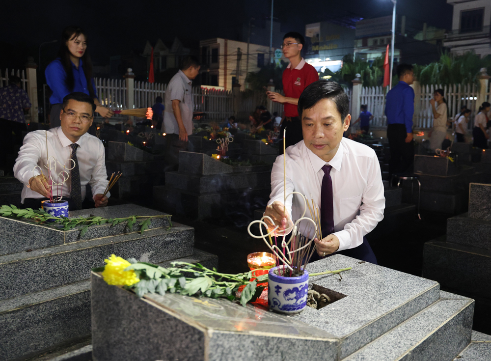 Đồng chí Nguyễn Anh Tuấn, Tỉnh ủy viên, Phó Chủ tịch HĐND tỉnh thắp hương tri ân các Anh hùng Liệt sĩ. Là Đồng chí Nguyễn Anh Tuấn, Tỉnh ủy viên, Phó Chủ tịch HĐND tỉnh thắp hương tri ân các Anh hùng Liệt sĩ. Là