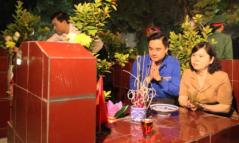 Lãnh đạo tỉnh Bắc Ninh thắp nến tri ân các Anh hùng liệt sĩ