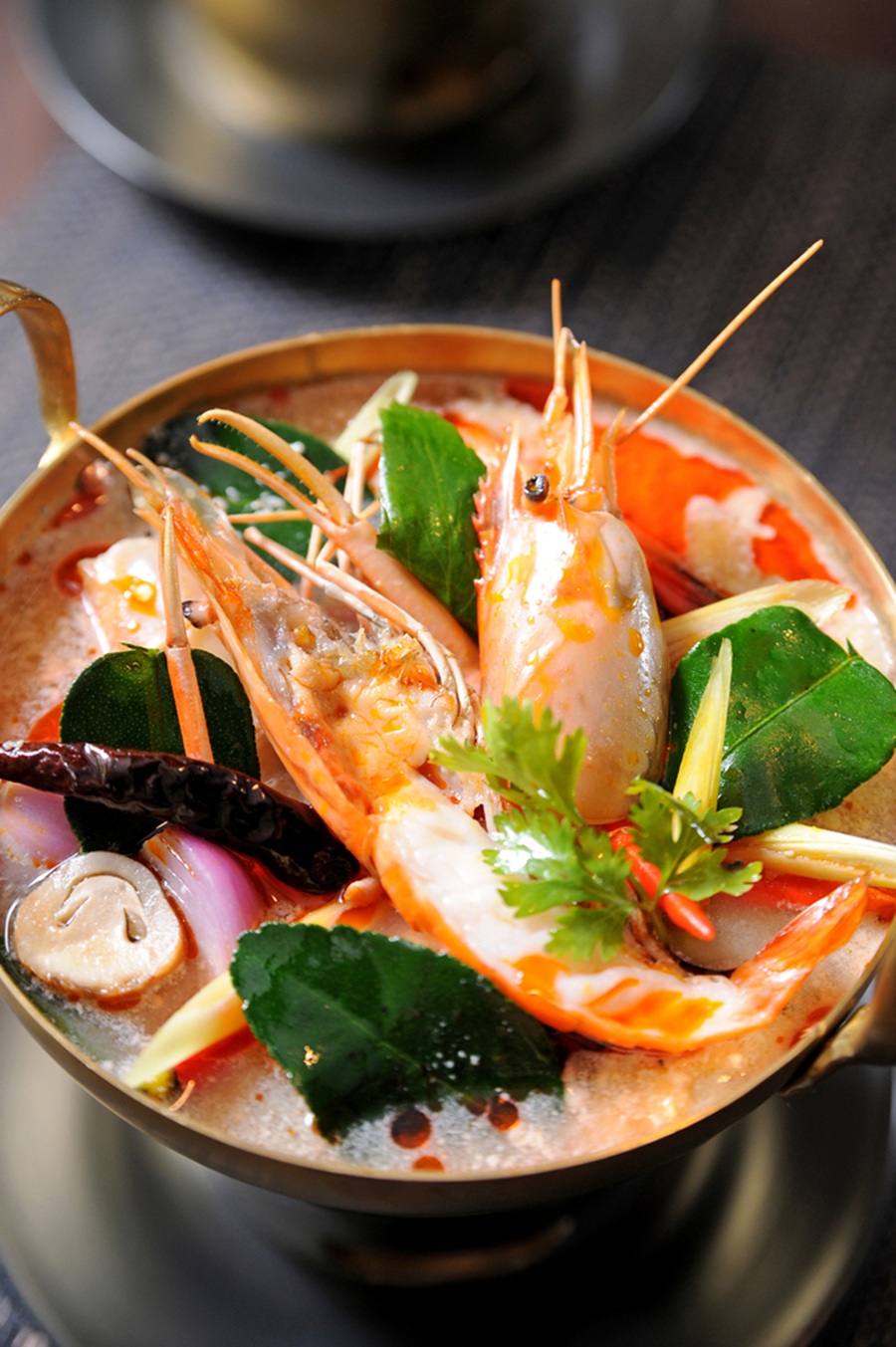 Tom Yum Goong phi&ecirc;n bản Nam Khon với nước d&ugrave;ng đậm đ&agrave;
