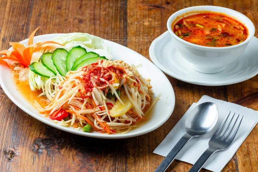 Tom Yum Goong d&ugrave;ng c&ugrave;ng gỏi đu đủ Som Tam