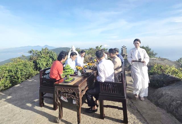 Không sử dụng sân khấu hay nghi thức cắt băng truyền thống, toàn bộ chương trình được thiết kế như một hành trình trải nghiệm thực tế để các đại biểu và khách mời trở thành những người đầu tiên trực tiếp khám phá sản phẩm. Không sử dụng sân khấu hay nghi thức cắt băng truyền thống, toàn bộ chương trình được thiết kế như một hành trình trải nghiệm thực tế để các đại biểu và khách mời trở thành những người đầu tiên trực tiếp khám phá sản phẩm.