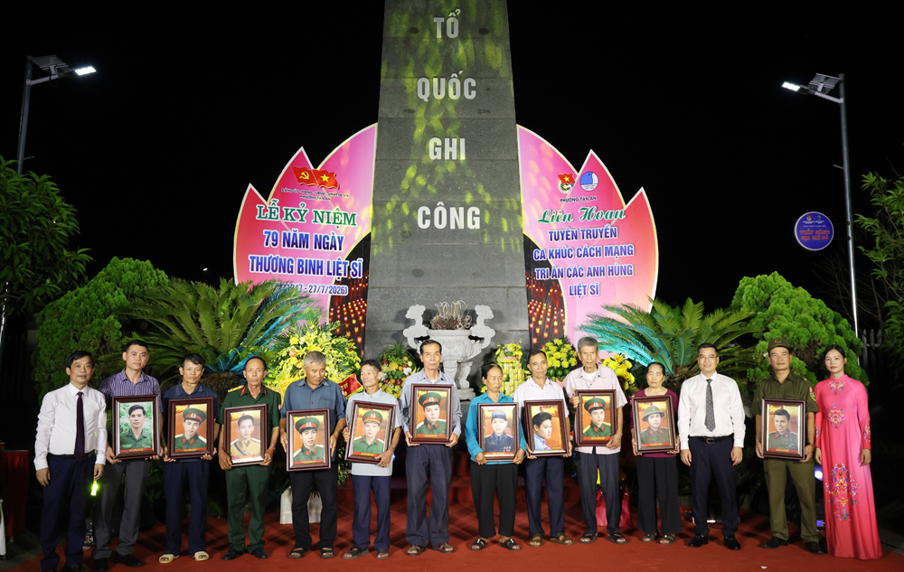 Các đại biểu trao di ảnh phục chế cho thân nhân những Anh hùng liệt sĩ. Các đại biểu trao di ảnh phục chế cho thân nhân những Anh hùng liệt sĩ.