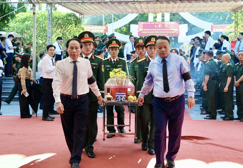 Ph&oacute; Thủ tướng L&ecirc; Tiến Ch&acirc;u c&ugrave;ng c&aacute;c đại biểu thực hiện nghi thức truy điệu v&agrave; an t&aacute;ng c&aacute;c anh h&ugrave;ng liệt sĩ - Ảnh: VGP/Thu Sa