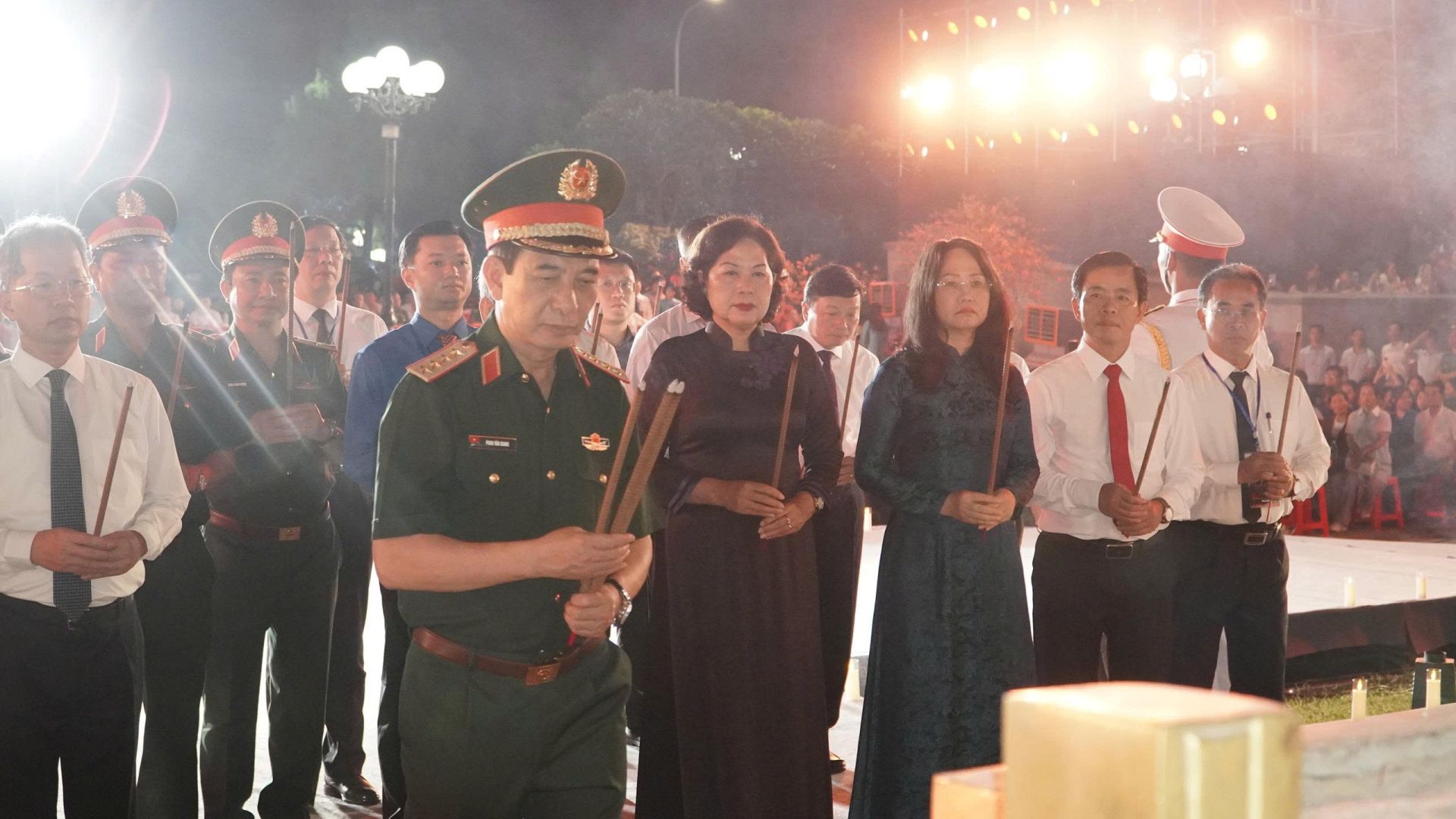 Lãnh đạo Bộ Chính trị và các đại biểu thắp hương các anh hùng liệt sĩ tại Quảng Trị Lãnh đạo Bộ Chính trị và các đại biểu thắp hương các anh hùng liệt sĩ tại Quảng Trị