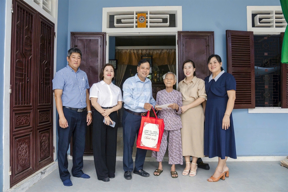 L&atilde;nh đạo phường Vỹ Dạ thăm gia đ&igrave;nh thương binh, th&acirc;n nh&acirc;n liệt sĩ