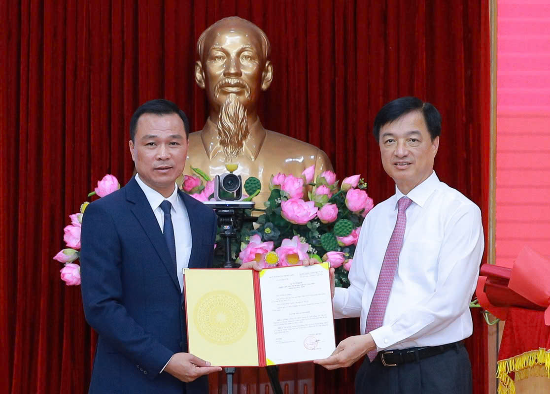 Đồng chí Nguyễn Duy Ngọc, Ủy viên Bộ Chính trị, Bí thư Trung ương Đảng, Trưởng Ban Tổ chức Trung ương trao uyết định của Ban Bí thư về việc chuẩn y đồng chí Thiếu tướng Tô Anh Dũng giữ chức Phó Bí thư Tỉnh ủy Thanh Hóa nhiệm kỳ 2025-2030. Đồng chí Nguyễn Duy Ngọc, Ủy viên Bộ Chính trị, Bí thư Trung ương Đảng, Trưởng Ban Tổ chức Trung ương trao uyết định của Ban Bí thư về việc chuẩn y đồng chí Thiếu tướng Tô Anh Dũng giữ chức Phó Bí thư Tỉnh ủy Thanh Hóa nhiệm kỳ 2025-2030.