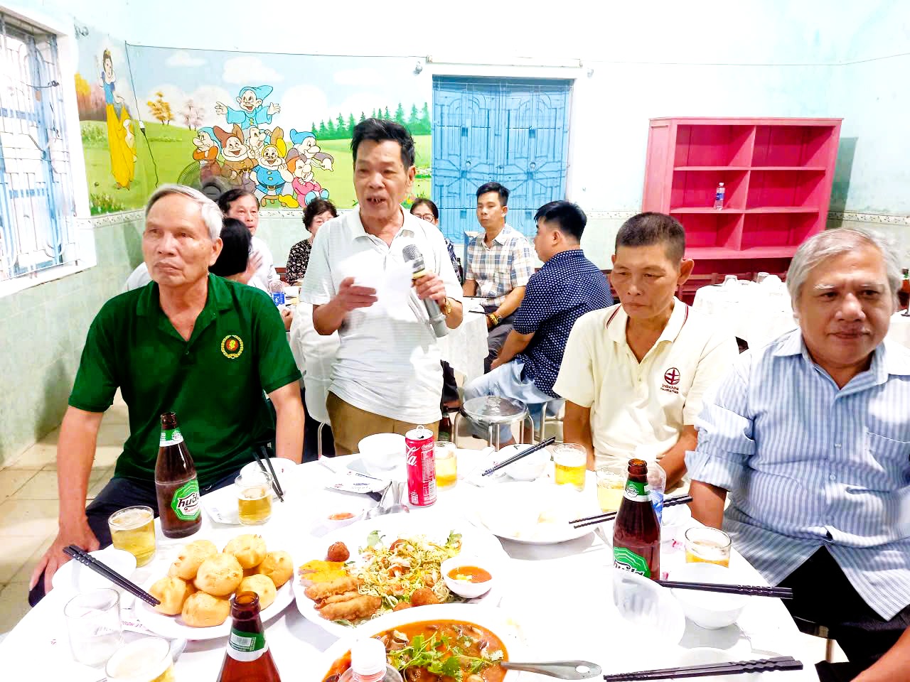 Thương binh Phạm B&ocirc;n đang ng&acirc;m thơ của m&igrave;nh s&aacute;ng t&aacute;c tại Đ&ecirc;m 