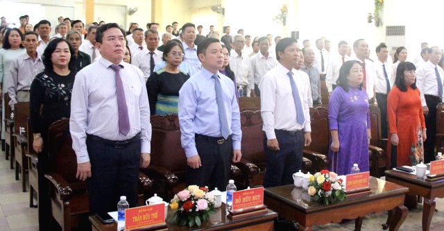 Các đại biểu thực hiện nghi thức chào cờ tại buổi lễ. Các đại biểu thực hiện nghi thức chào cờ tại buổi lễ.