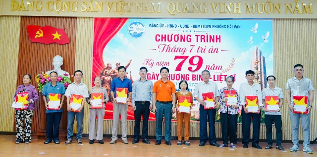 Đà Nẵng: Phường Hải Vân tổ chức chương trình “Tháng Bảy tri ân” - Trao di ảnh liệt sỹ được phục dựng
