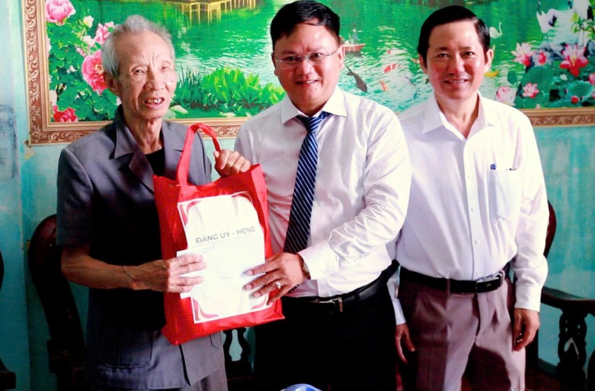 Ph&oacute; chủ tịch UBND phường Vỹ Dạ L&ecirc; Quang L&acirc;n thăm gia đ&igrave;nh c&oacute; c&ocirc;ng