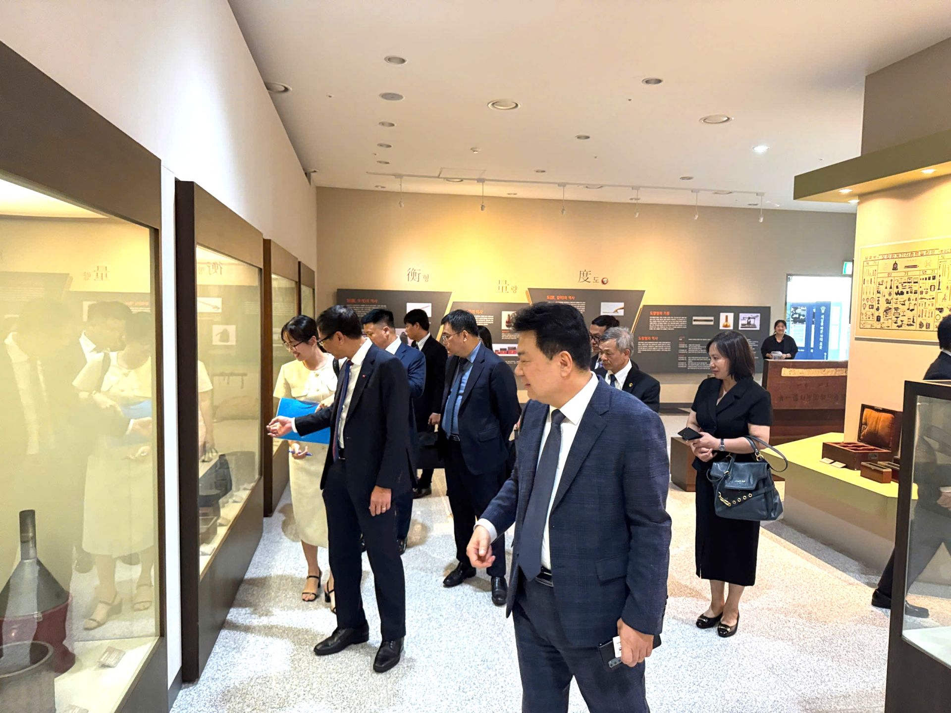 Đo&agrave;n c&ocirc;ng t&aacute;c Việt Nam tham quan ph&ograve;ng trưng b&agrave;y về lịch sử đo lường của Cơ quan ti&ecirc;u chuẩn v&agrave; c&ocirc;ng nghệ H&agrave;n Quốc.