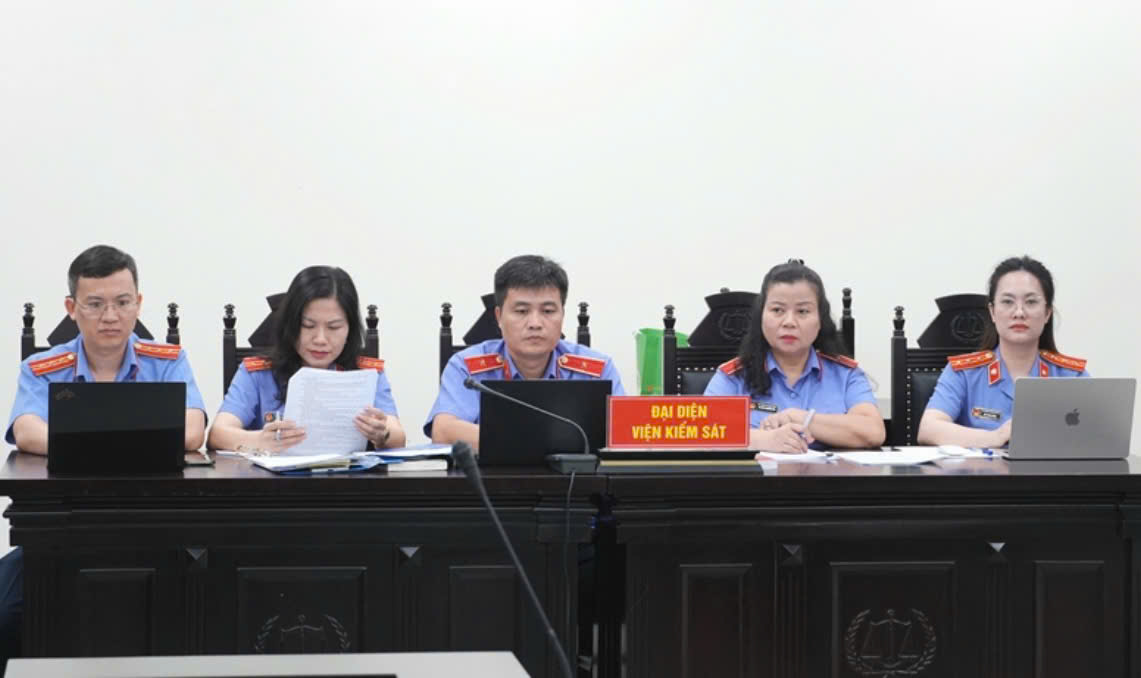 Đại diện Viện Kiểm sát công bố bản cáo trạng tại phiên tòa. Đại diện Viện Kiểm sát công bố bản cáo trạng tại phiên tòa.