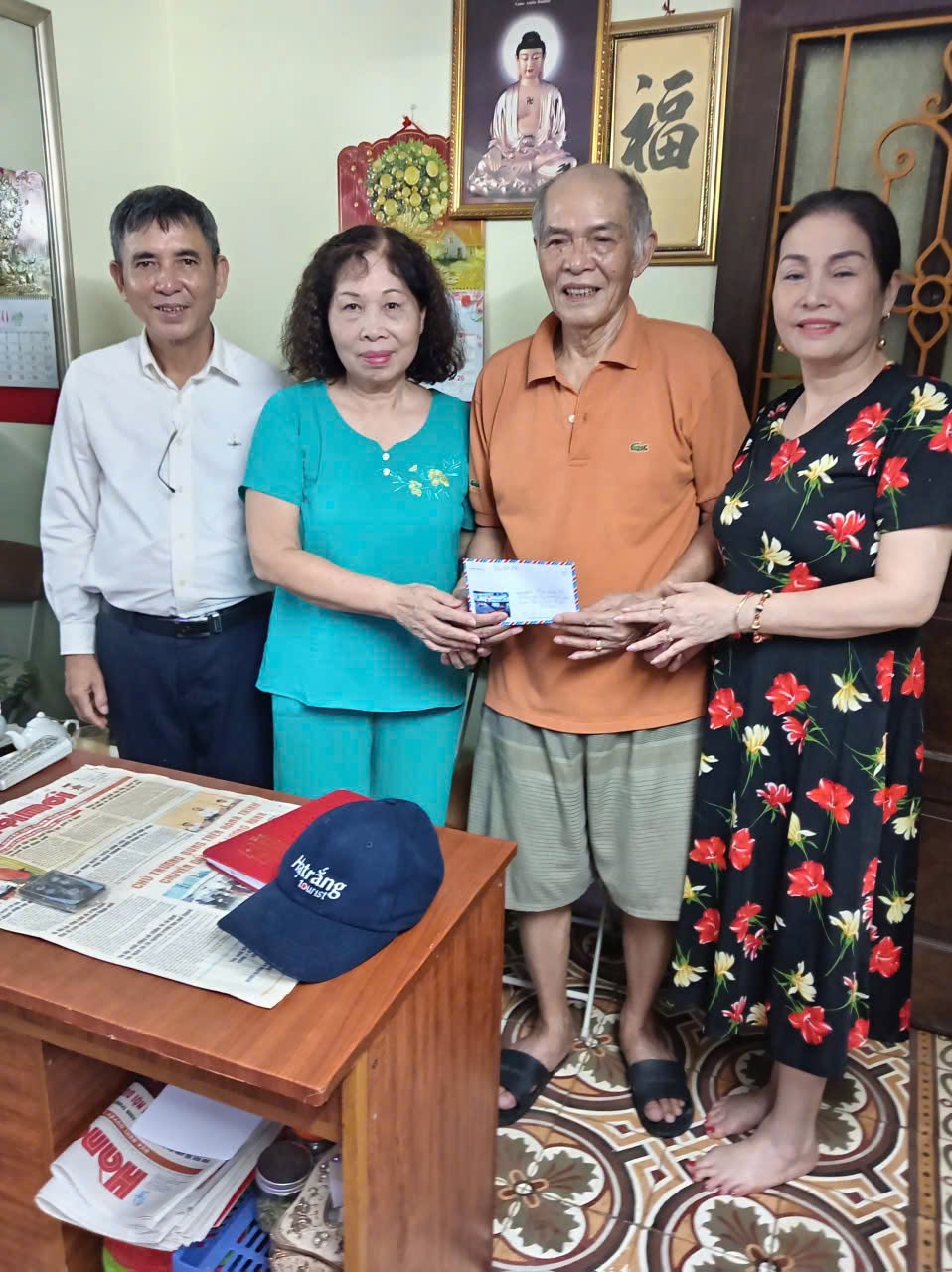 Đại diện Chi bộ, Ban C&ocirc;ng t&aacute;c Mặt trận v&agrave; c&aacute;c đo&agrave;n thể phường Văn Miếu - Quốc Tử Gi&aacute;m thăm hỏi, trao qu&agrave; tri &acirc;n gia đ&igrave;nh người c&oacute; c&ocirc;ng với c&aacute;ch mạng tr&ecirc;n địa b&agrave;n.