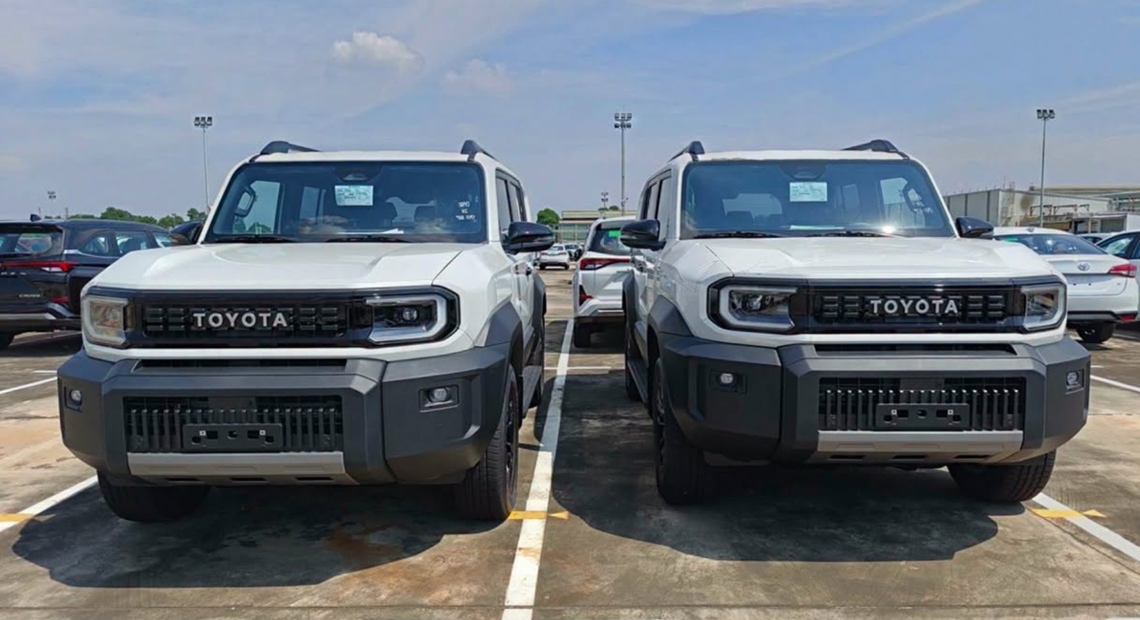 Toyota Land Cruiser FJ cập bến đại lý, giá dự kiến 1,198 tỷ đồng