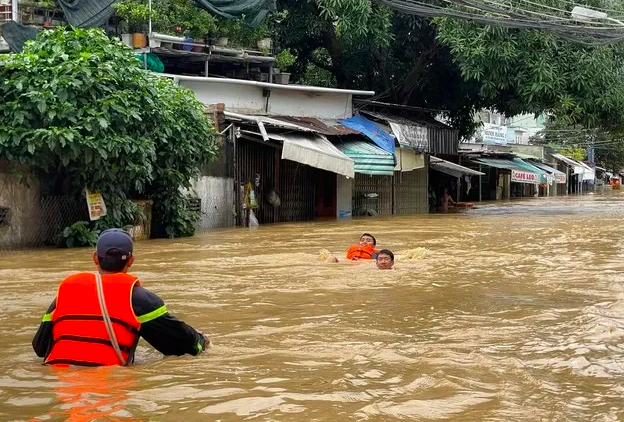 Bộ Xây dựng yêu cầu rà soát, bảo đảm an toàn hạ tầng mùa mưa lũ