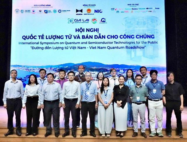 BTC Hội nghị v&agrave; c&aacute;c nh&agrave; khoa học, nh&agrave; nghi&ecirc;n cứu chụp ảnh lưu niệm. Ảnh: Viết Hiền