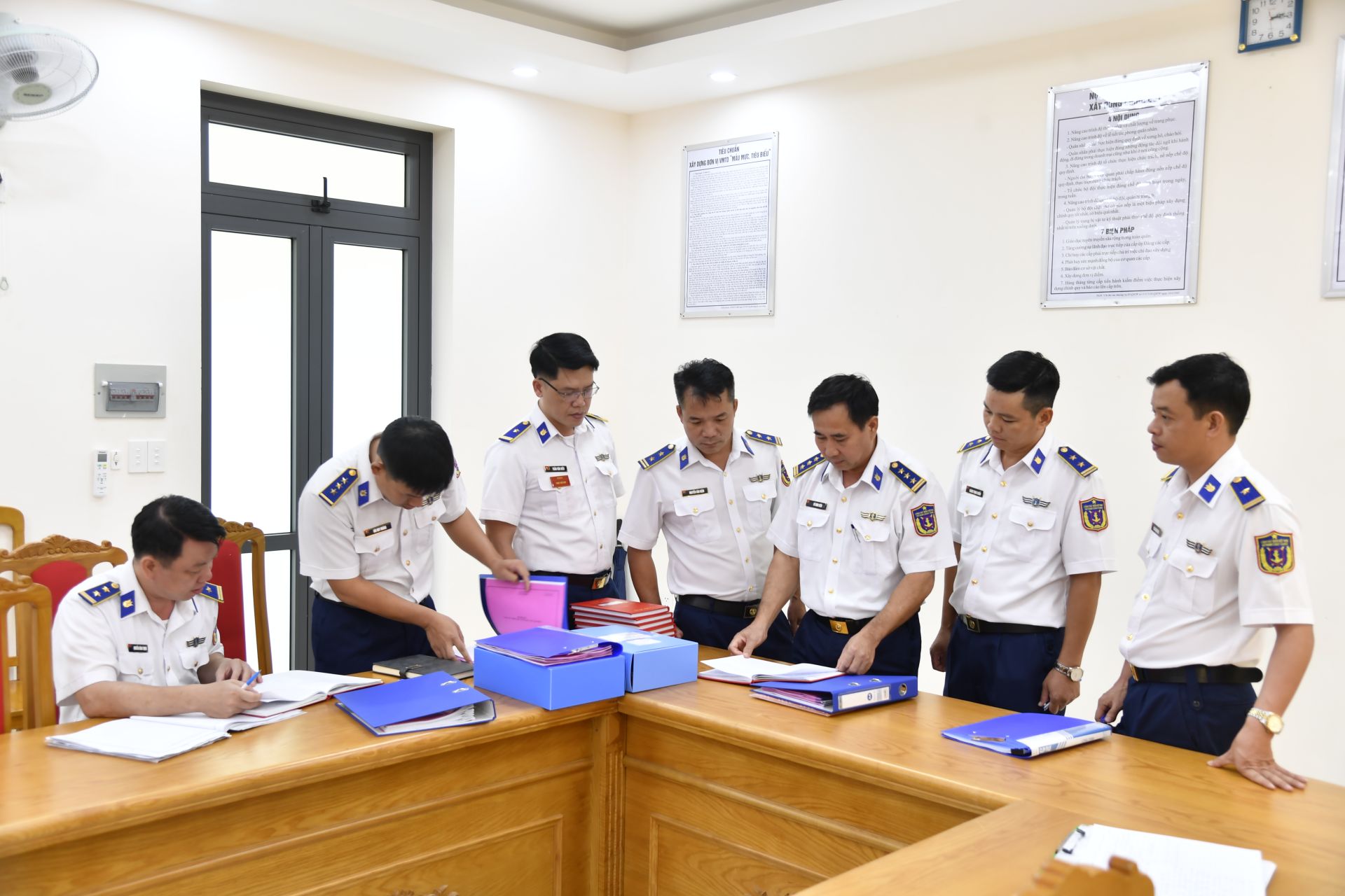 Đo&agrave;n kiểm tra việc đăng k&yacute; sổ s&aacute;ch ng&agrave;nh C&ocirc;ng t&aacute;c đảng, c&ocirc;ng t&aacute;c ch&iacute;nh trị của Hải đội 401.