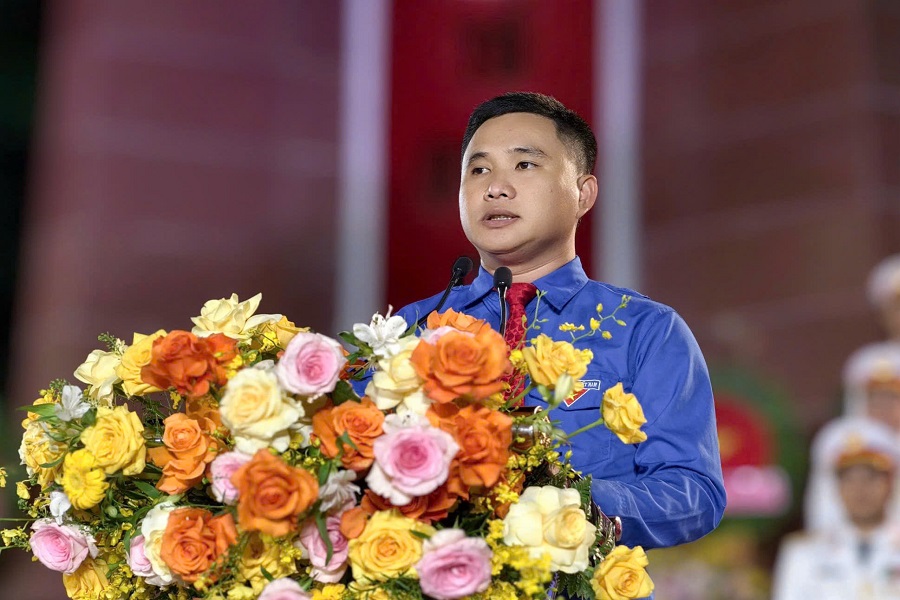 Anh Trương Minh Quang, Bí thư Tỉnh đoàn đại diện thế hệ trẻ tỉnh Lâm Đồng phát biểu tri ân tại buổi lễ . Anh Trương Minh Quang, Bí thư Tỉnh đoàn đại diện thế hệ trẻ tỉnh Lâm Đồng phát biểu tri ân tại buổi lễ .