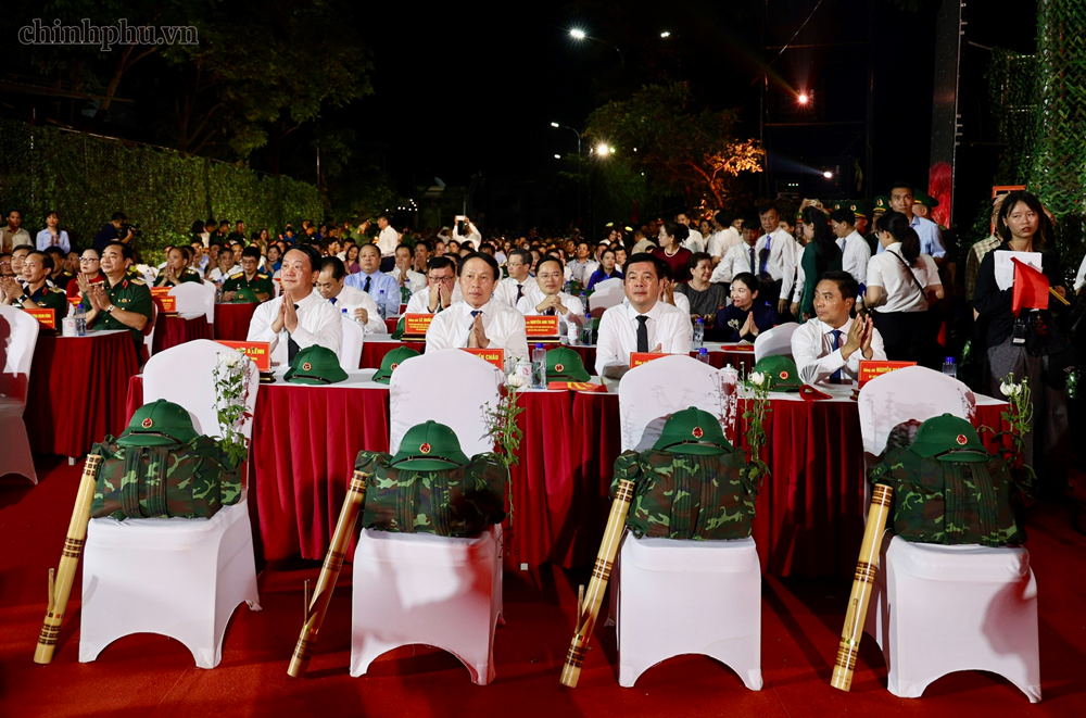 C&aacute;c đồng ch&iacute; Ủy vi&ecirc;n Trung ương Đảng: L&ecirc; Tiến Ch&acirc;u, Ph&oacute; Thủ tướng; Nguyễn Do&atilde;n Anh, Ph&oacute; Chủ tịch Quốc hội; Nguyễn Hồng Di&ecirc;n, Ph&oacute; Chủ tịch Quốc hội; Hầu A Lềnh, B&iacute; thư Tỉnh ủy Tuy&ecirc;n Quang dự chương tr&igrave;nh tại điểm cầu Nh&agrave; bia liệt sĩ Thanh Thủy (Tuy&ecirc;n Quang) - Ảnh: VGP/Thu Sa