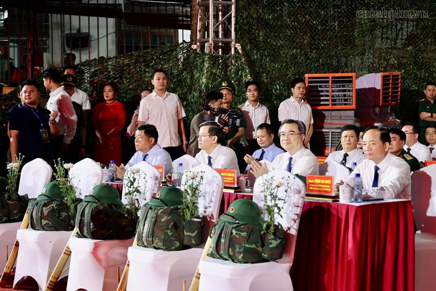 C&aacute;c đồng ch&iacute; Ủy vi&ecirc;n Bộ Ch&iacute;nh trị: Trịnh Văn Quyết, Trưởng Ban Tuy&ecirc;n gi&aacute;o v&agrave; D&acirc;n vận Trung ương; Nguyễn Thanh Nghị, Trưởng ban Ch&iacute;nh s&aacute;ch, chiến lược Trung ương; Đo&agrave;n Minh Huấn, Gi&aacute;m đốc Học viện Ch&iacute;nh trị quốc gia Hồ Ch&iacute; Minh, Ph&oacute; Chủ tịch Thường trực Hội đồng l&yacute; luận Trung ương; v&agrave; nguy&ecirc;n Ph&oacute; Thủ tướng Nguyễn Ch&iacute; Dũng dự chương tr&igrave;nh tại điểm cầu Nh&agrave; bia liệt sĩ Thanh Thủy (Tuy&ecirc;n Quang) - Ảnh: VGP/Thu Sa
