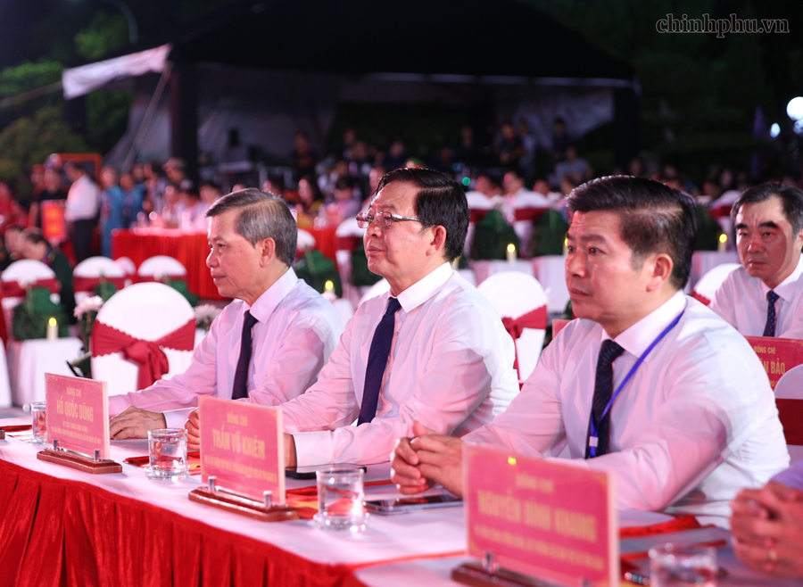 Ủy vi&ecirc;n Bộ Ch&iacute;nh trị, Trưởng Ban Nội ch&iacute;nh Trung ương L&ecirc; Minh Tr&iacute;; Ph&oacute; Thủ tướng Ch&iacute;nh phủ Hồ Quốc Dũng dự chương tr&igrave;nh tại điểm cầu Nghĩa trang Liệt sĩ Quốc gia Đường 9 (Quảng Trị) - Ảnh: VGP/Nguyễn Ho&agrave;ng