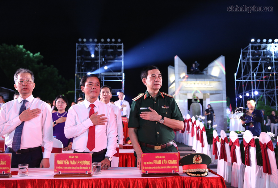 Ph&oacute; Thủ tướng Ch&iacute;nh phủ, Bộ trưởng Bộ Quốc ph&ograve;ng Phan Văn Giang v&agrave; c&aacute;c đồng ch&iacute; l&atilde;nh đạo Đảng, Nh&agrave; nước dự chương tr&igrave;nh tại điểm cầu Nghĩa trang Liệt sĩ Quốc gia Đường 9 (Quảng Trị) - Ảnh: VGP/Nguyễn Ho&agrave;ng