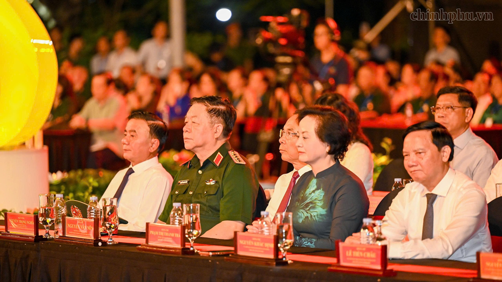 C&aacute;c đồng ch&iacute; Ủy vi&ecirc;n Bộ Ch&iacute;nh trị: Thường trực Ban B&iacute; thư Trần Cẩm T&uacute;, Chủ nhiệm Tổng cục Ch&iacute;nh trị Qu&acirc;n đội nh&acirc;n d&acirc;n Việt Nam Nguyễn Trọng Nghĩa; nguy&ecirc;n Ủy vi&ecirc;n Bộ Ch&iacute;nh trị, nguy&ecirc;n B&iacute; thư Th&agrave;nh ủy TPHCM Nguyễn Văn N&ecirc;n; B&iacute; thư Trung ương Đảng, Ph&oacute; Thủ tướng Ch&iacute;nh phủ Phạm Thị Thanh Tr&agrave;, Ph&oacute; Chủ tịch Quốc hội Nguyễn Khắc Định dự chương tr&igrave;nh tại điểm cầu C&ocirc;ng vi&ecirc;n L&ecirc; Thị Ri&ecirc;ng (TPHCM) - Ảnh: VGP/Nhật Bắc