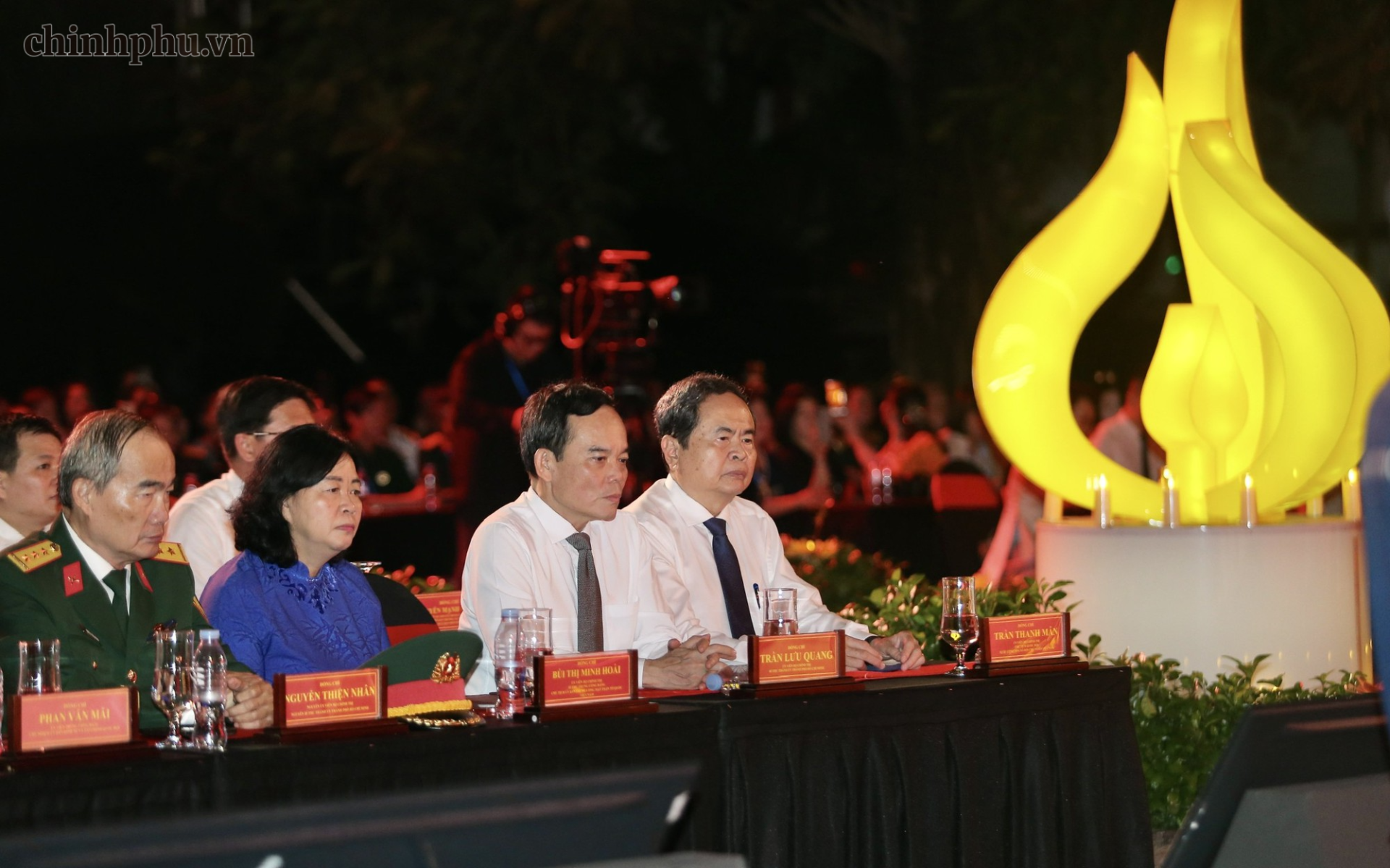 C&aacute;c đồng ch&iacute; Ủy vi&ecirc;n Bộ Ch&iacute;nh trị: Chủ tịch Quốc hội Trần Thanh Mẫn; B&iacute; thư Trung ương Đảng, Chủ tịch Ủy ban Trung ương Mặt trận Tổ quốc Việt Nam B&ugrave;i Thị Minh Ho&agrave;i; B&iacute; thư Th&agrave;nh ủy TPHCM Trần Lưu Quang; nguy&ecirc;n Ủy vi&ecirc;n Bộ Ch&iacute;nh trị, nguy&ecirc;n Ph&oacute; Thủ tướng Nguyễn Thiện Nh&acirc;n dự chương tr&igrave;nh tại điểm cầu C&ocirc;ng vi&ecirc;n L&ecirc; Thị Ri&ecirc;ng (TPHCM) - Ảnh: VGP/Nhật Bắc