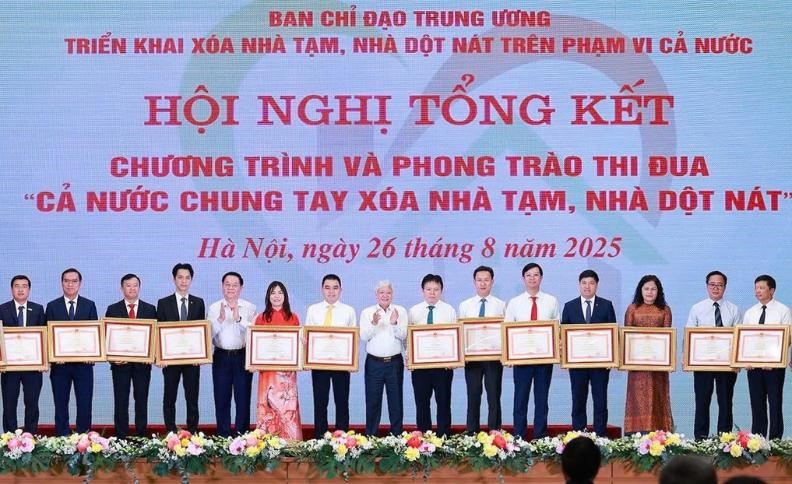 BIDV trao kinh ph&iacute;, b&agrave;n giao nh&agrave; &ldquo;Đại đo&agrave;n kết&rdquo;, chung tay x&oacute;a nh&agrave; tạm, nh&agrave; dột n&aacute;t cho người ngh&egrave;o (năm 2025).