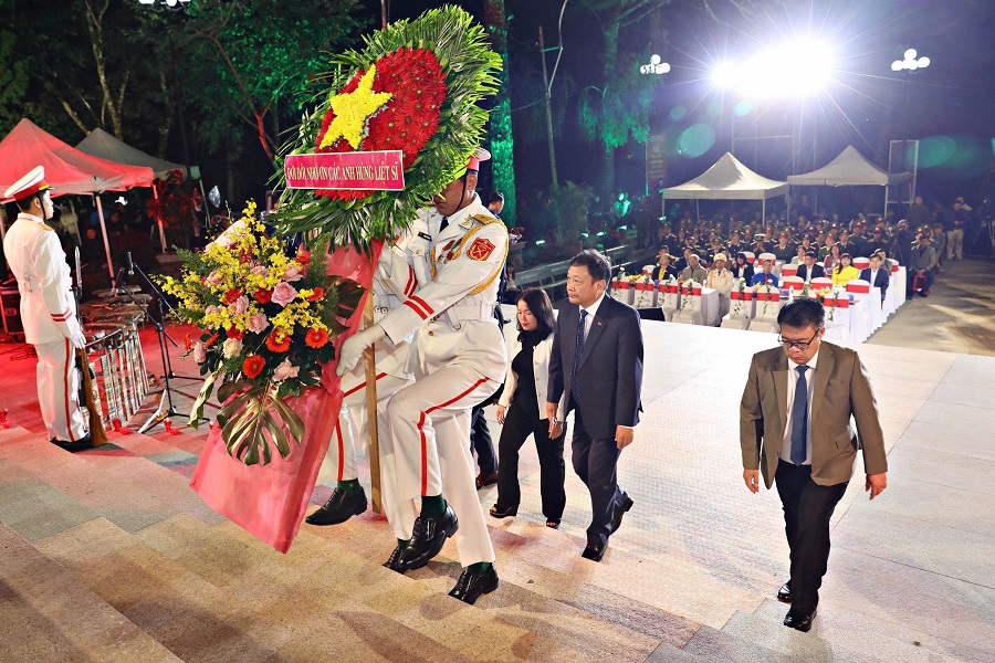 Các đồng chí lãnh đạo tỉnh Lâm Đồng dâng hoa các Anh hùng Liệt sĩ. Các đồng chí lãnh đạo tỉnh Lâm Đồng dâng hoa các Anh hùng Liệt sĩ.