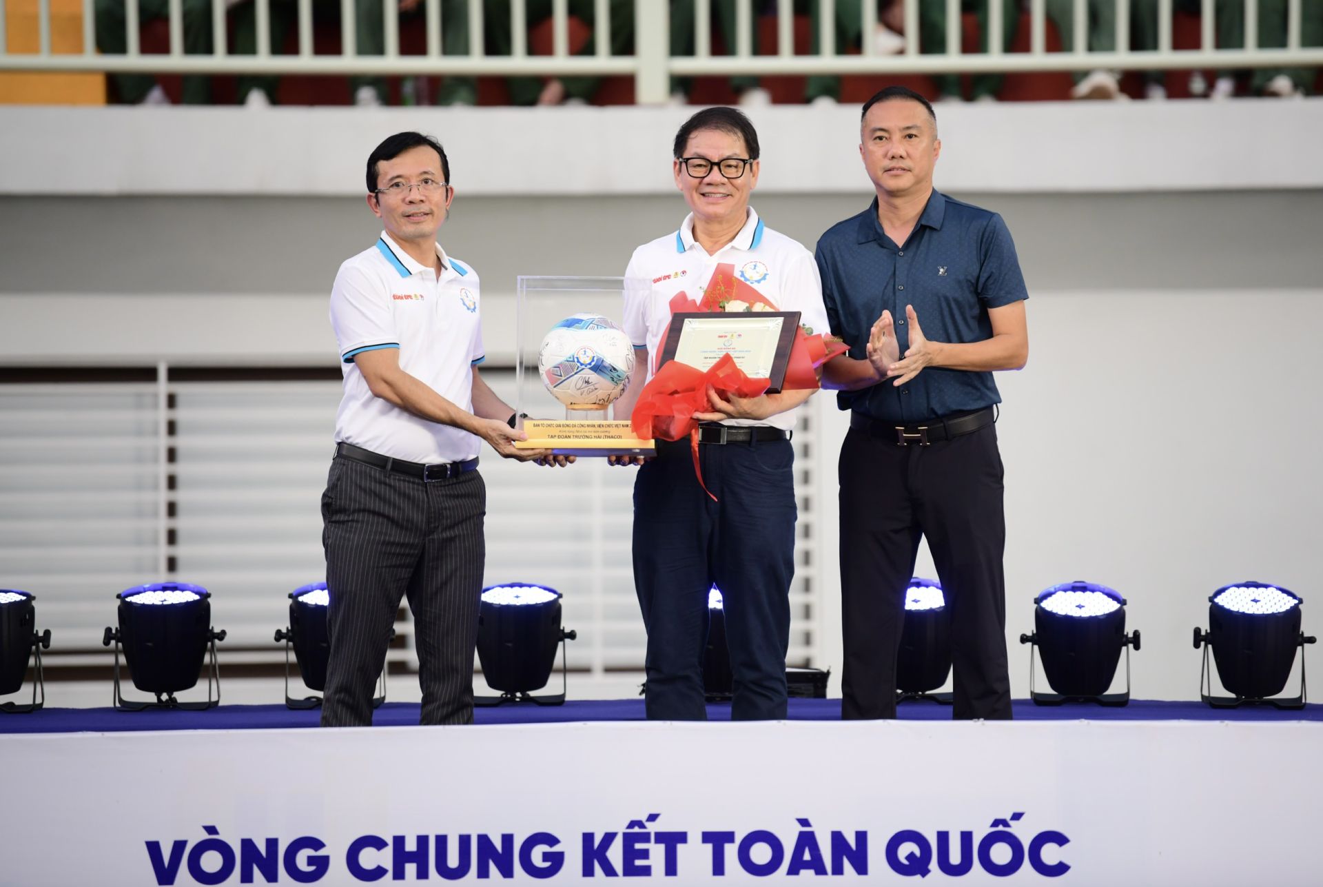 Chủ tịch HĐQT THACO Tr&acirc;̀n Bá Dương (giữa) nh&acirc;̣n kỷ ni&ecirc;̣m chương từ Ban tổ chức