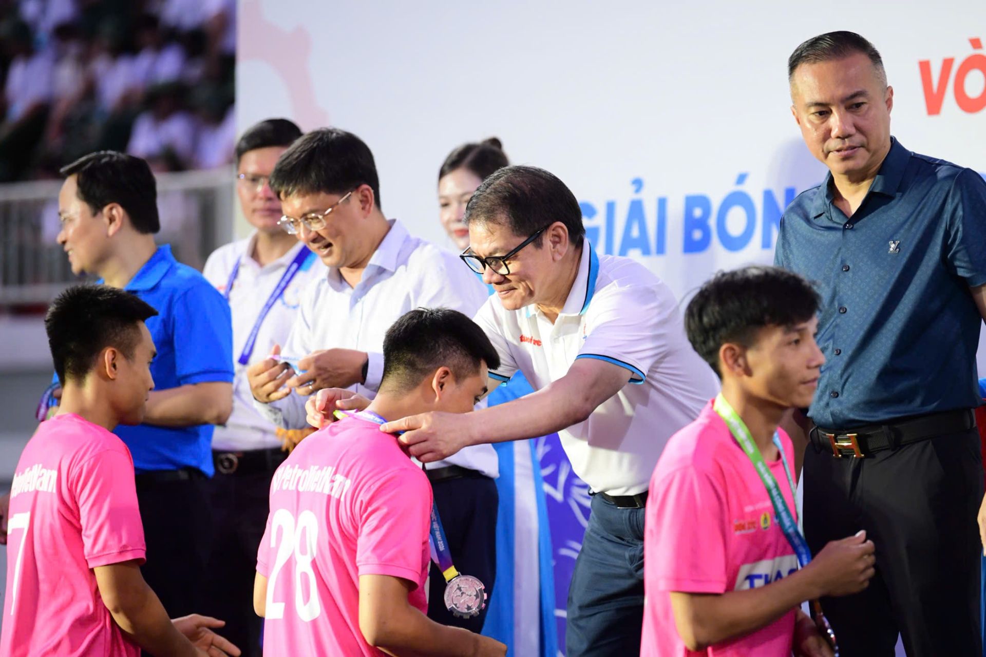 Chủ tịch HĐQT THACO Tr&acirc;̀n Bá Dương cùng đại bi&ecirc;̉u trao huy chương cho các đ&ocirc;̣i đoạt giải
