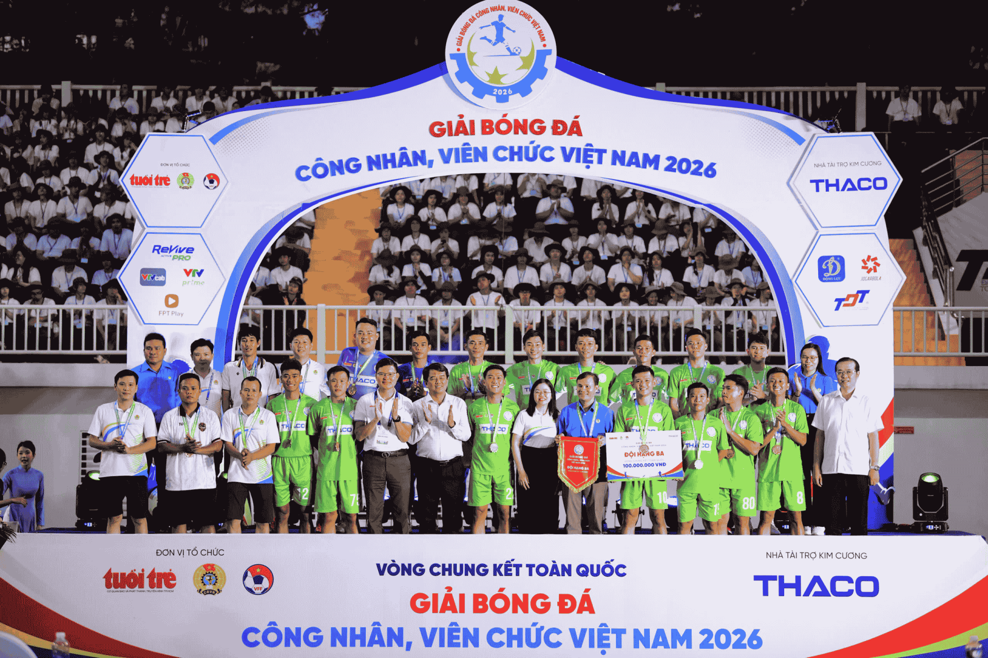C&ocirc;ng đo&agrave;n Petrovietnam gi&agrave;nh vị tr&iacute; &aacute; qu&acirc;n (trái), C&ocirc;ng đo&agrave;n Đồng Nai 4 xếp thứ 3
