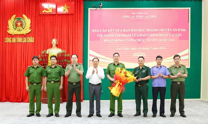 Ông Lê Minh Ngân, Bí thư Tỉnh ủy, Chủ tịch HĐND tỉnh Lai Châu tặng hoa chúc mừng Ban Chuyên án và các lực lượng tham gia đấu tranh Chuyên án 0726L. (Ảnh: Công an tỉnh Lai Châu) Ông Lê Minh Ngân, Bí thư Tỉnh ủy, Chủ tịch HĐND tỉnh Lai Châu tặng hoa chúc mừng Ban Chuyên án và các lực lượng tham gia đấu tranh Chuyên án 0726L. (Ảnh: Công an tỉnh Lai Châu)