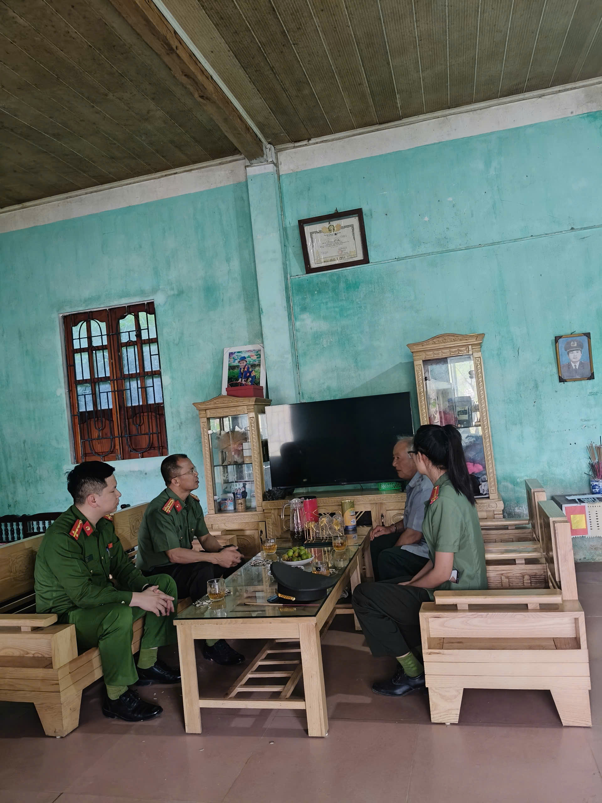 C&ocirc;ng an x&atilde; l&agrave;m Trưởng đo&agrave;n đến d&acirc;ng hương, thăm hỏi gia đ&igrave;nh thờ c&uacute;ng Liệt sĩ C&ocirc;ng an nh&acirc;n d&acirc;n Tr&aacute;ng A Ph&uacute; tại th&ocirc;n Tẩn Chư