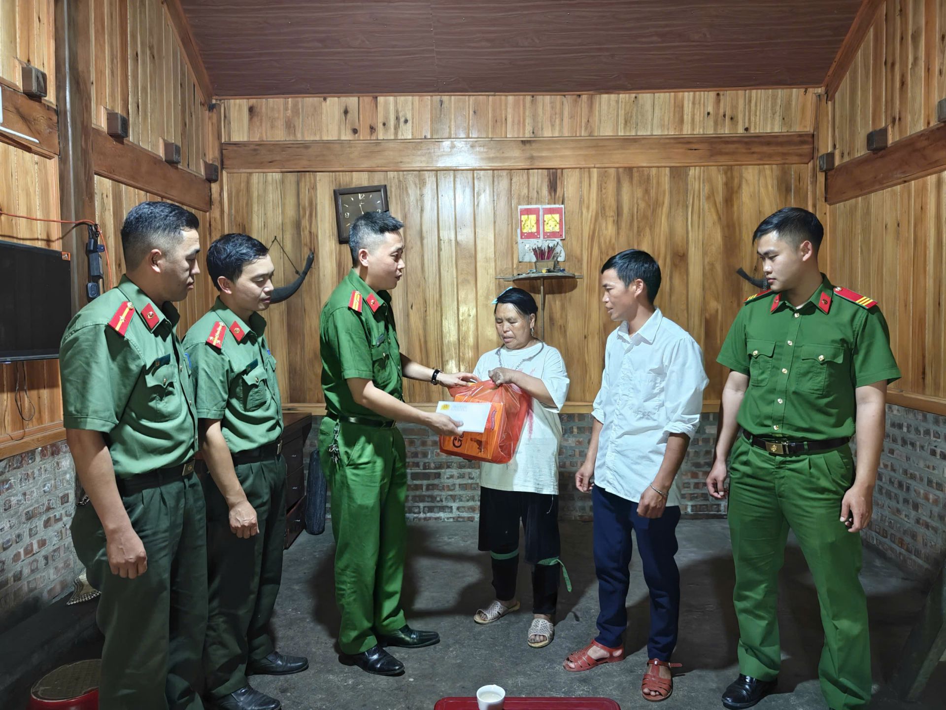 C&ocirc;ng an x&atilde; Tả Van đến thăm hỏi, tặng qu&agrave; gia đ&igrave;nh &ocirc;ng M&aacute; A Chu, ch&aacute;u nội liệt sĩ v&agrave; l&agrave; người trực tiếp thờ c&uacute;ng liệt sĩ M&aacute; A Lẩu tại th&ocirc;n Lao Chải San 2, x&atilde; Tả Van
