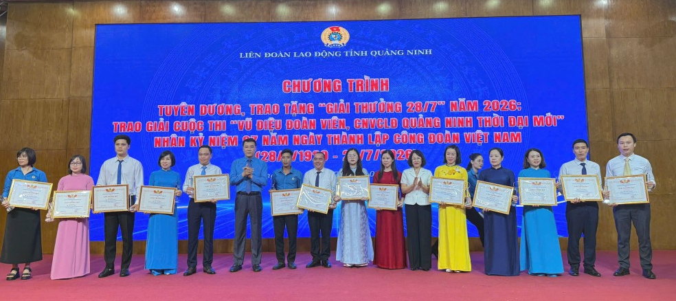 L&atilde;nh đạo Ban Tuy&ecirc;n gi&aacute;o v&agrave; D&acirc;n vận Tỉnh uỷ Quảng Ninh v&agrave; LĐLĐ tỉnh Quảng Ninh trao tặng bằng khen cho c&aacute;c chủ tịch, ph&oacute; chủ tịch c&ocirc;ng đo&agrave;n cơ sở