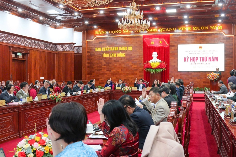 Đại biểu HĐND tỉnh khoá XI nhiệm kỳ 2026-2031 biểu quyết thống nhất thông qua toàn bộ 17 dự thảo Nghị quyết trình Kỳ họp. Đại biểu HĐND tỉnh khoá XI nhiệm kỳ 2026-2031 biểu quyết thống nhất thông qua toàn bộ 17 dự thảo Nghị quyết trình Kỳ họp.