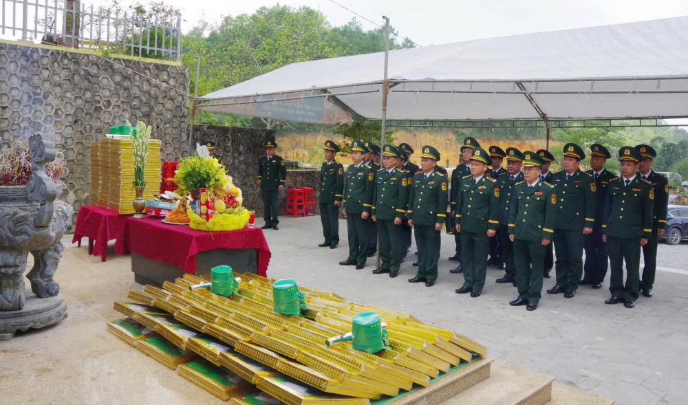 Đo&agrave;n c&ocirc;ng t&aacute;c của Ban Chỉ huy BĐBP tỉnh Quảng Ninh d&acirc;ng hương, d&acirc;ng hoa tưởng niệm c&aacute;c Anh h&ugrave;ng liệt sĩ tại Đ&agrave;i tưởng niệm tr&ecirc;n đỉnh Cao Ba Lanh